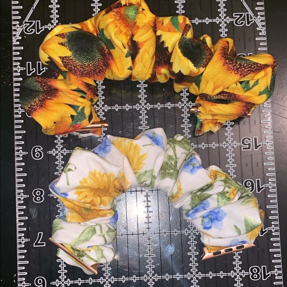 Black & shite sunflowers scrunchie watch band - Picture 2 of 2